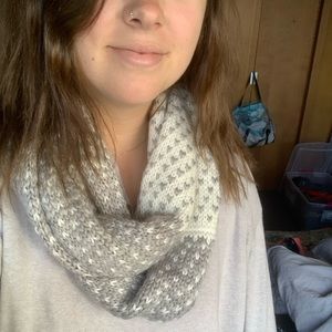 Gray and white knit scarf